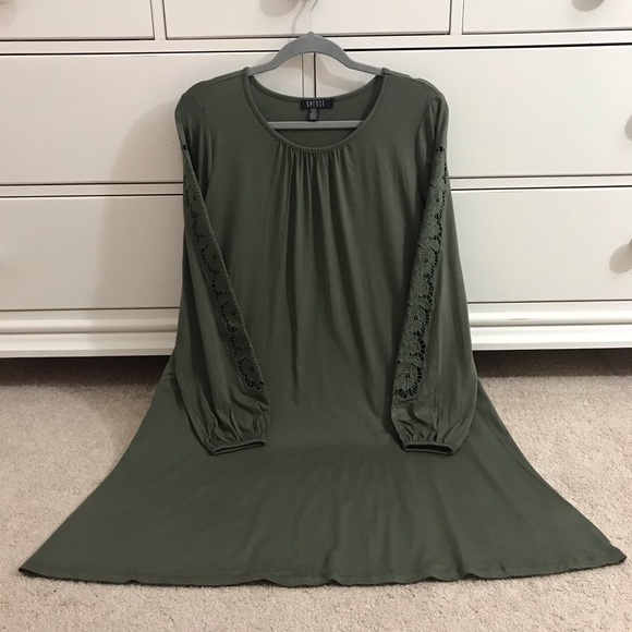 Spense dress with cutwork sleeves - Picture 9 of 11